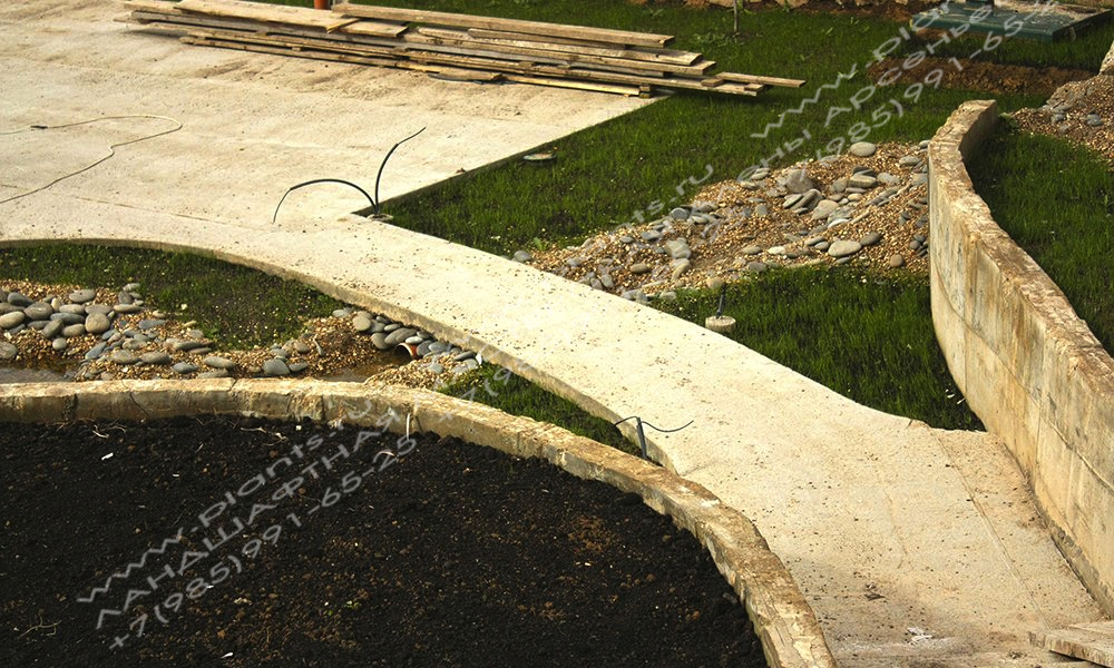 Дизайн дачного участка 30 соток - садовая дорожка и площадка для беседки из бетона